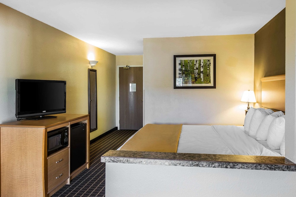 Room, 1 King Bed with Sofa bed, Accessible, Non Smoking - Photo 4