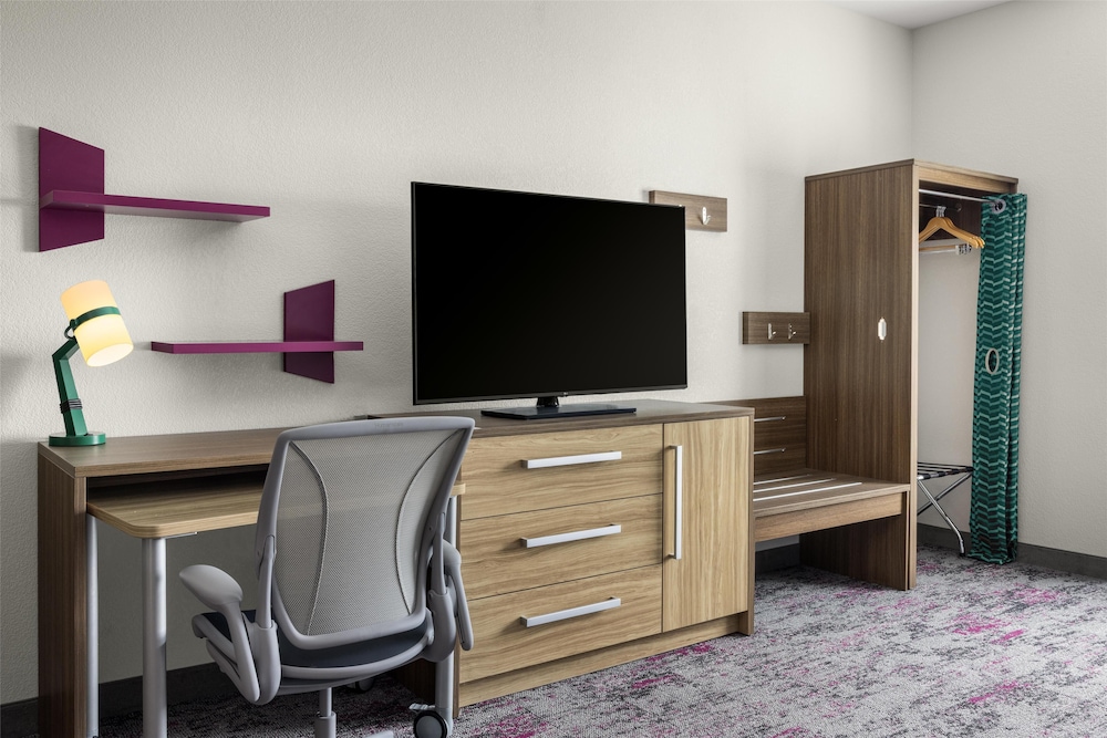 Studio, 1 King Bed, Accessible (Mobility & Hearing, Roll-In Shower)