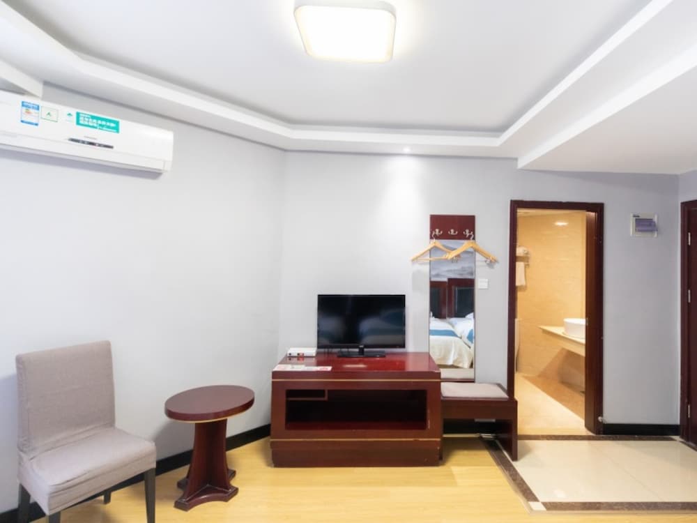 Superior Room, 1 King Bed photo 3