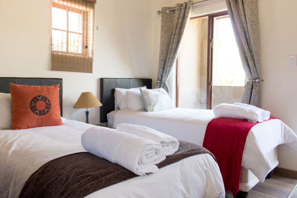 Standard Twin Room, 2 Twin Beds, Ensuite, Garden View photo 3