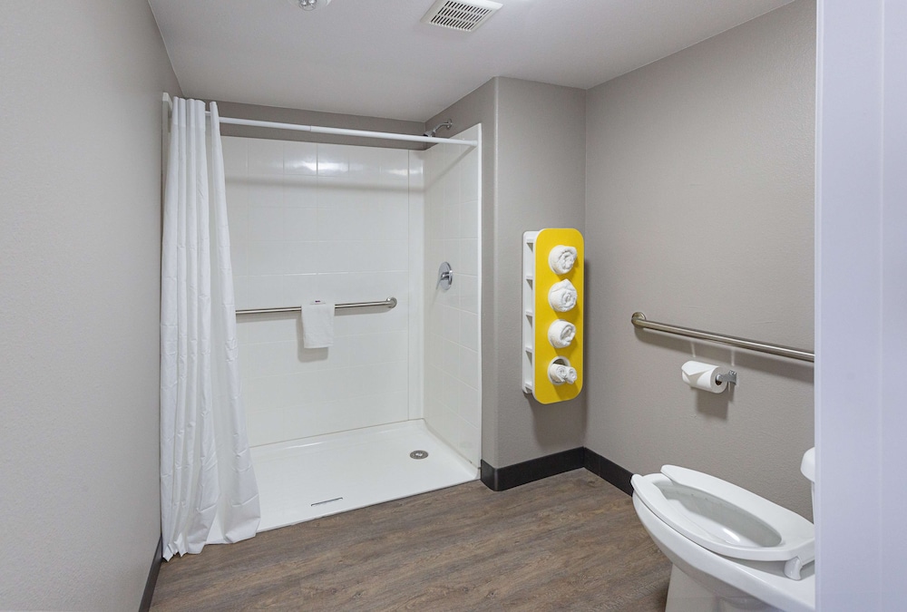 Standard Room, 1 King Bed, Non Smoking - Photo 11