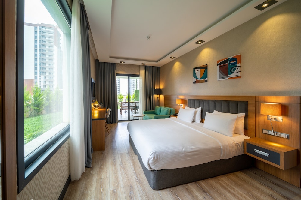 Suite, 1 King Bed, Smoking, Balcony - Photo 6