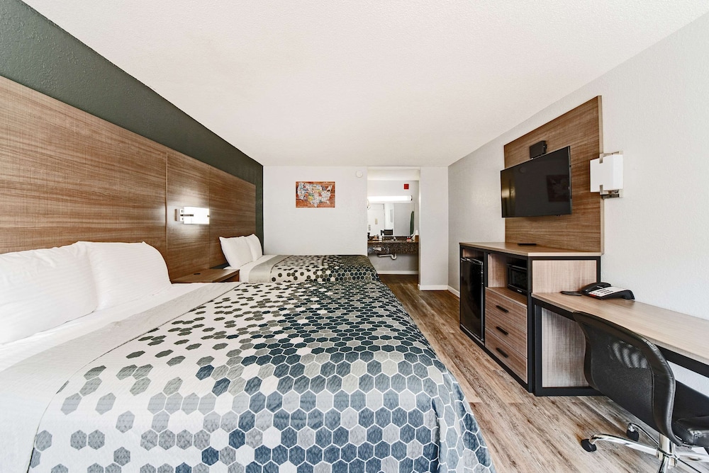 Standard Room, 2 Queen Beds, Smoking - Photo 2