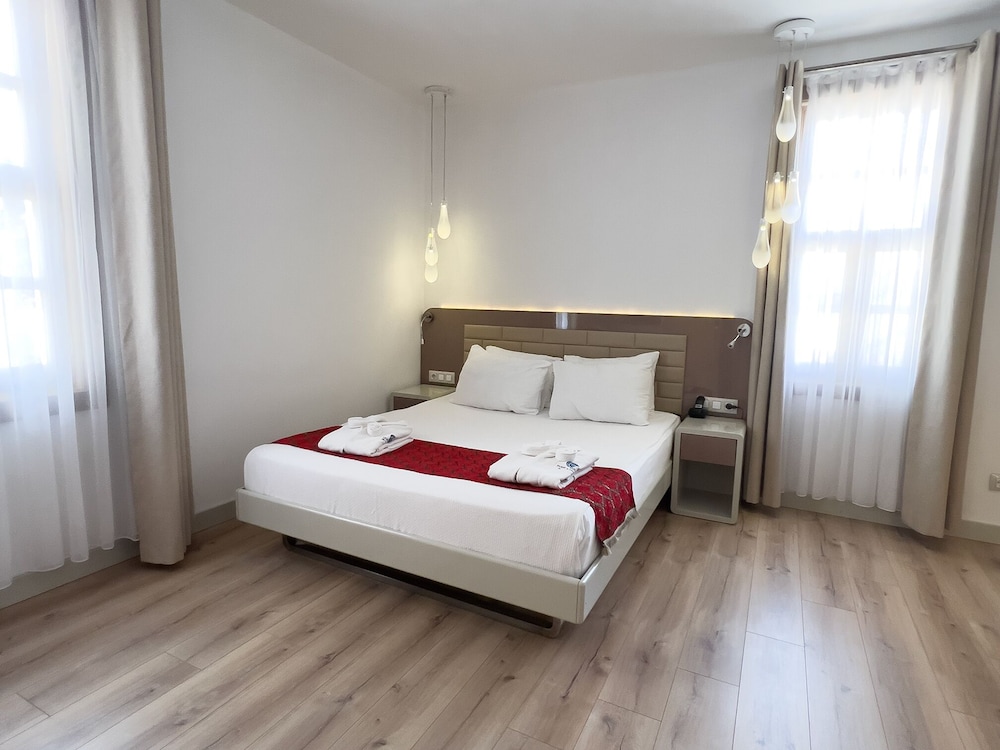 Deluxe Room, 1 Double Bed, Non Smoking, Sea View - Photo 16