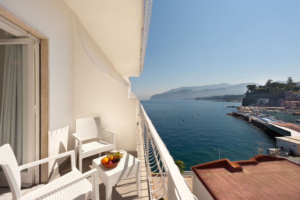 Classic Double Room, Partial Sea View