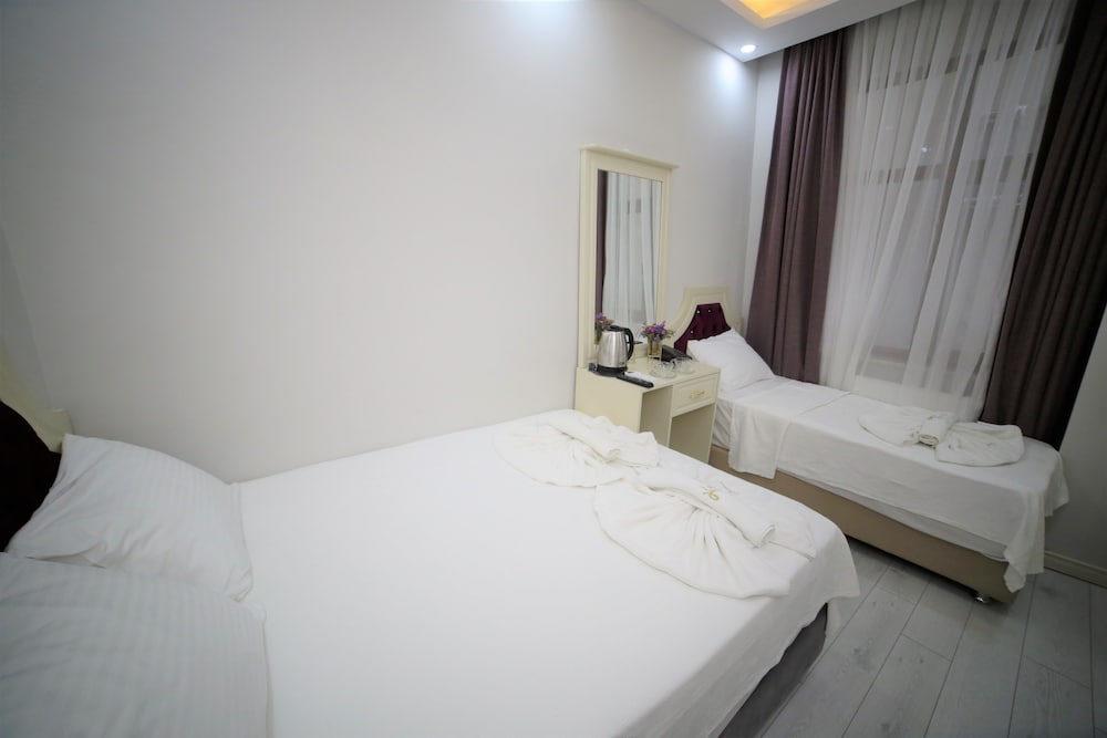 Economy Triple Room photo 2