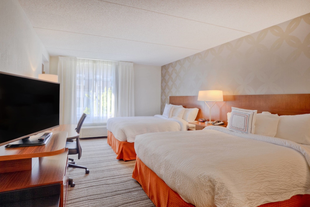 Room, 2 Queen Beds (Mobility/Hearing Accessible, Tub) - Photo 2
