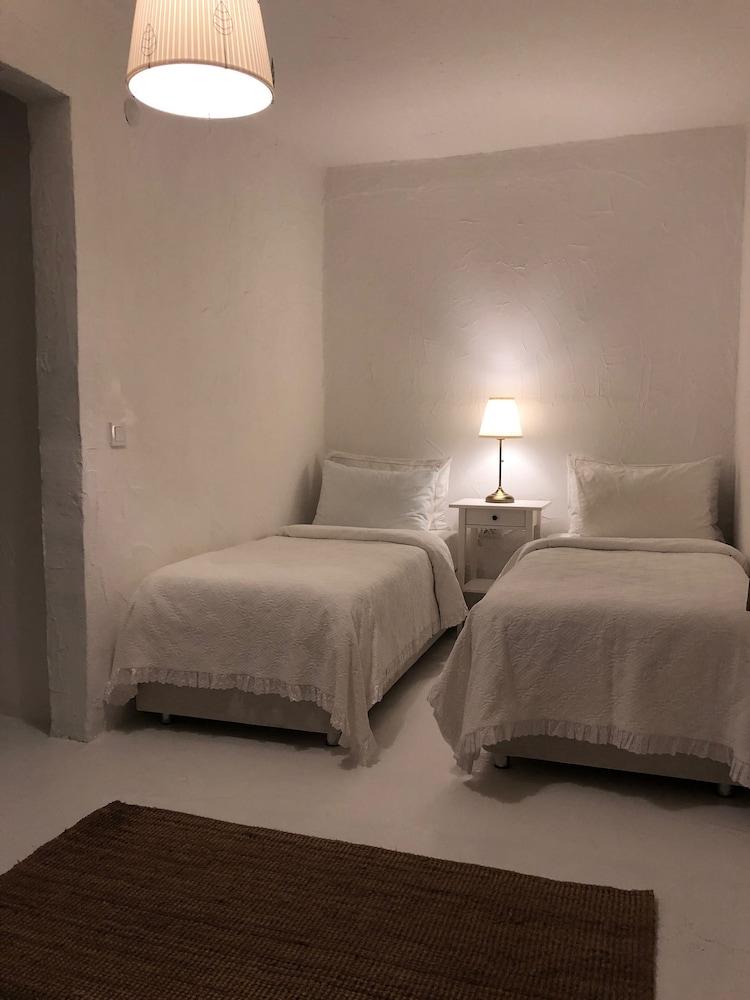 Economy Twin Room, 2 Twin Beds, No Windows, Ground Floor