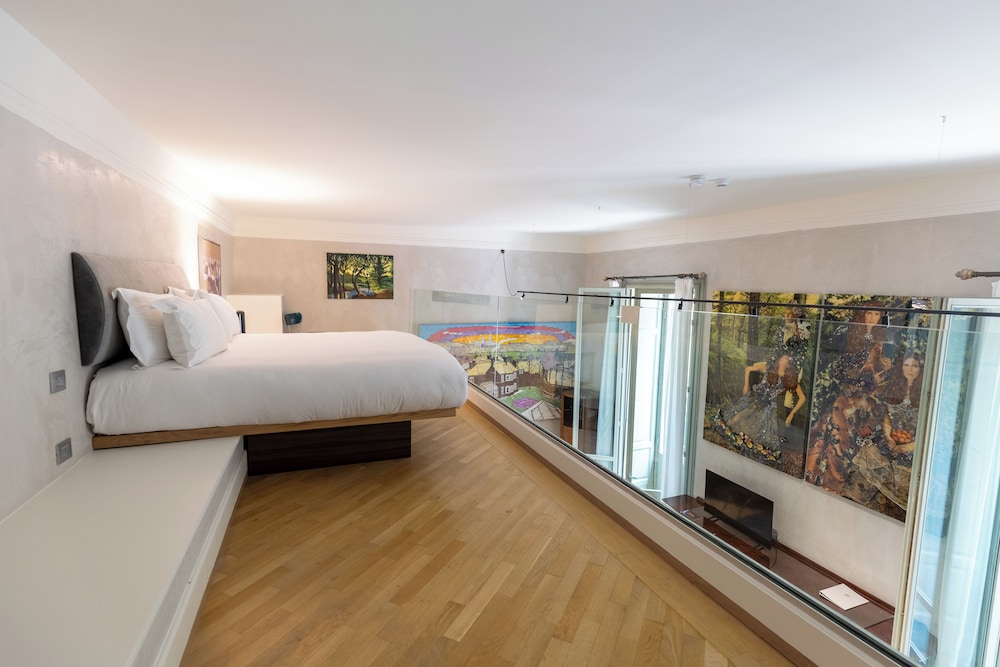 Suite (Master Gallery View) photo 1
