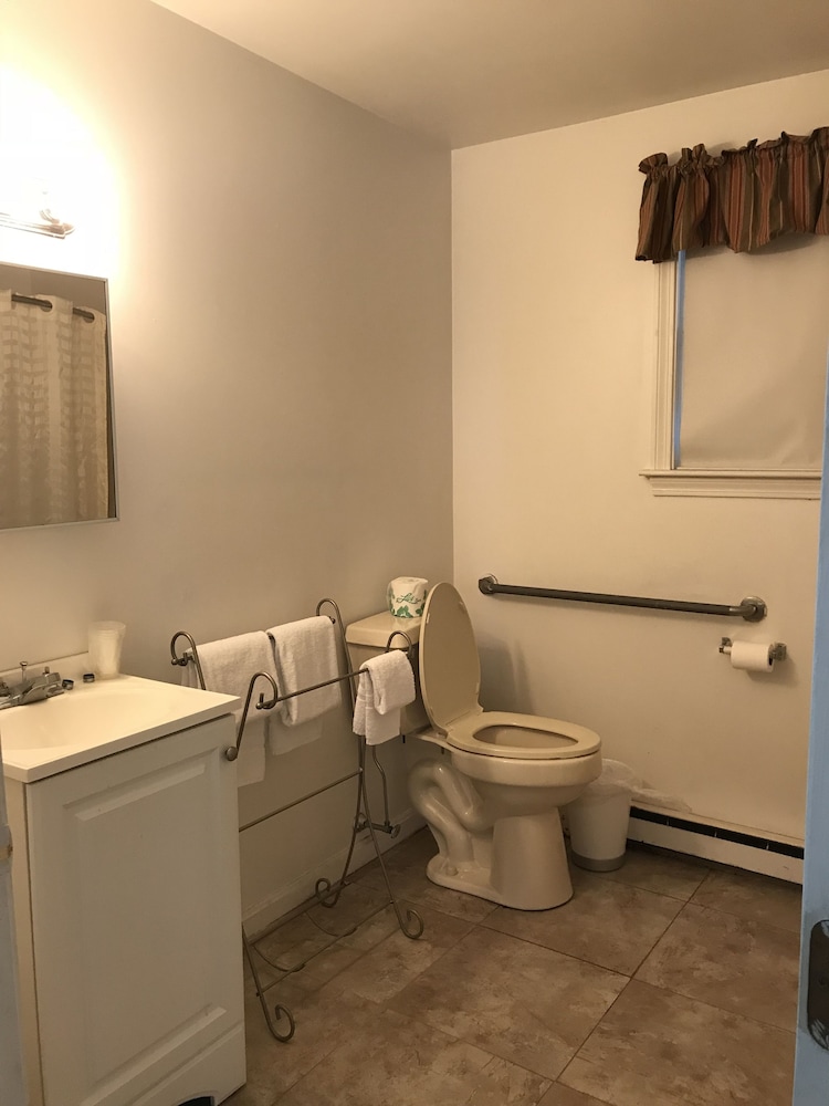 Two Bedroom Cottage - Photo 2