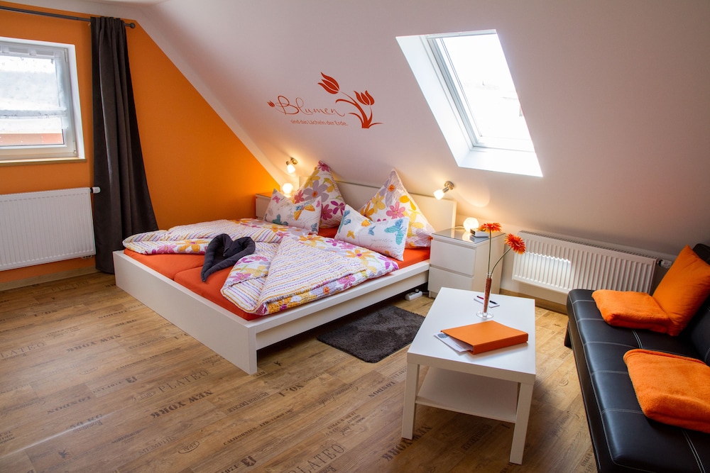 Apartment (Blumenzimmer) photo 2