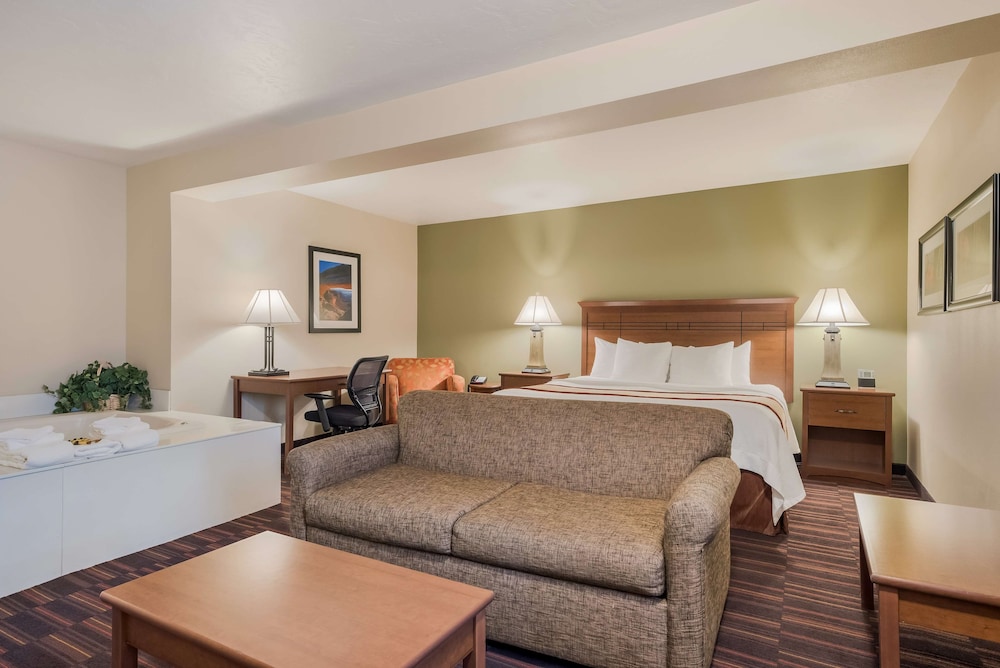 Suite, 1 King Bed, Non Smoking, Jetted Tub photo 2