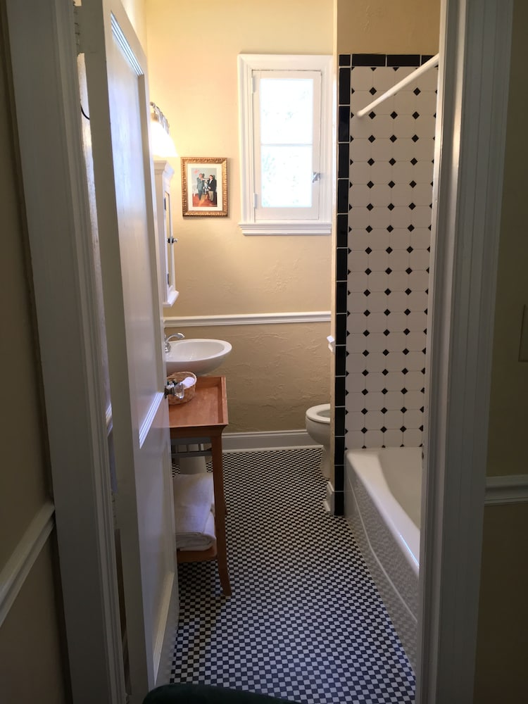 Standard Room, 1 King Bed photo 2
