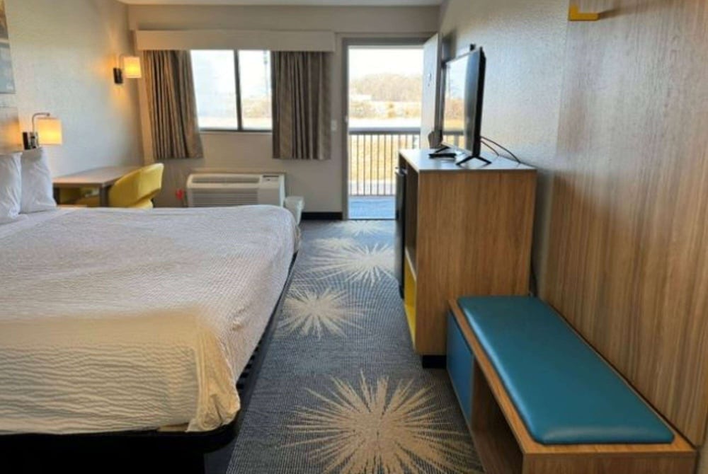 Standard Room, 1 King Bed - Photo 7