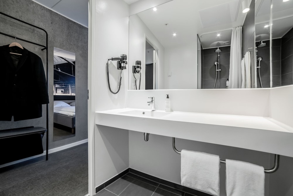 Standard Double Room, 1 King Bed - Photo 5