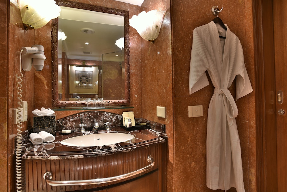 Deluxe Room, 1 King Bed - Photo 4