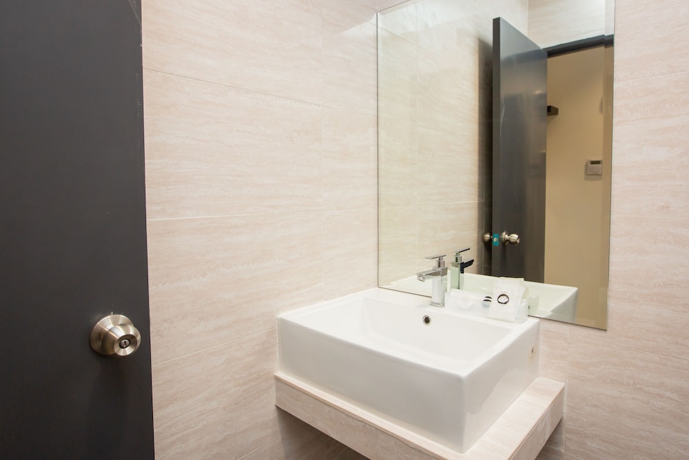 Standard Room, No Windows - Photo 9