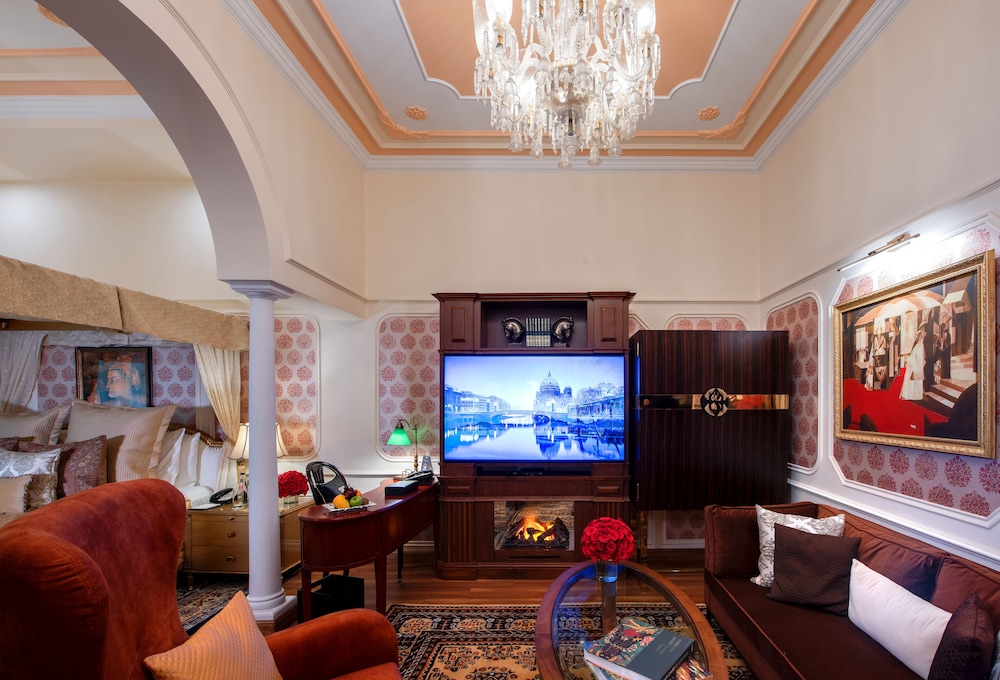 Suite, Non Smoking (Heritage Parlor) thumbnail 5