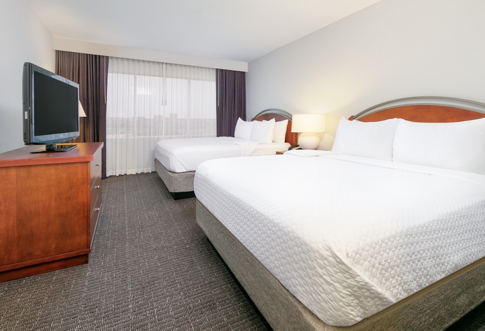 Deluxe Suite, 1 Bedroom (Mobility Accessible, Tub) - Photo 2