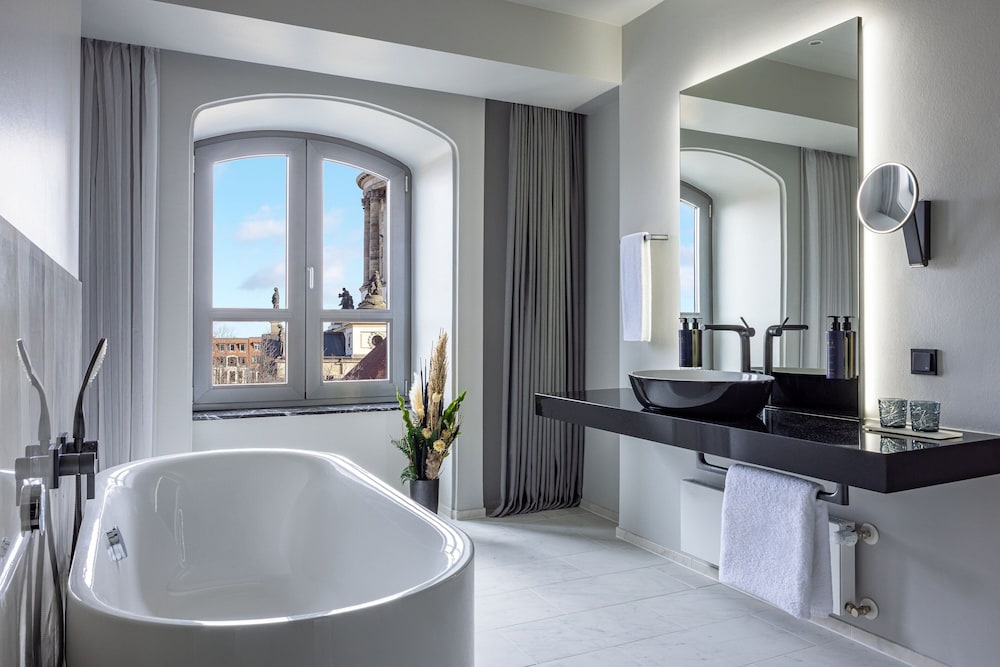 Grand Suite, 1 King Bed (View) thumbnail 6