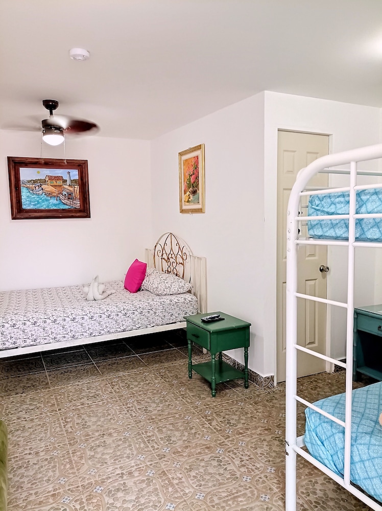 Deluxe Quadruple Room, Private Bathroom photo 2