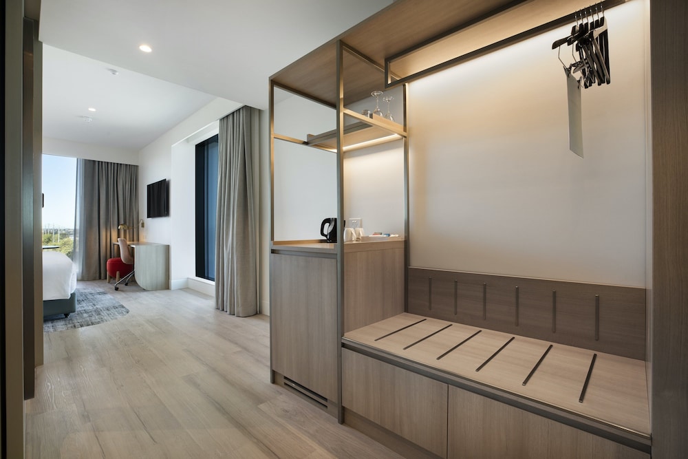 Premium Room, 1 King Bed - Photo 4