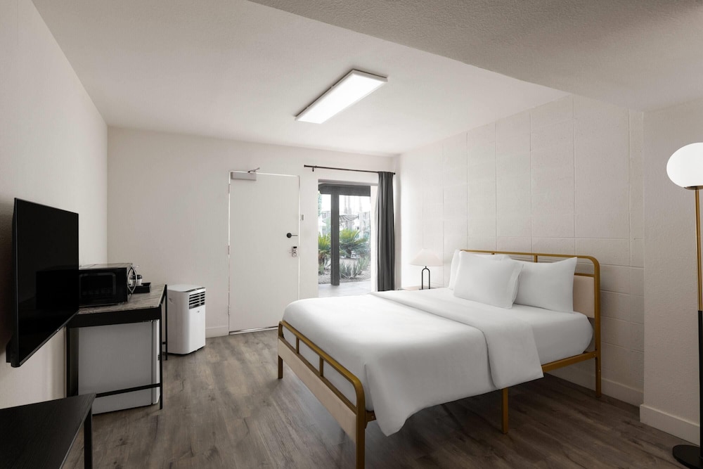 Suite, 1 Queen Bed, Non Smoking, Courtyard View photo 3