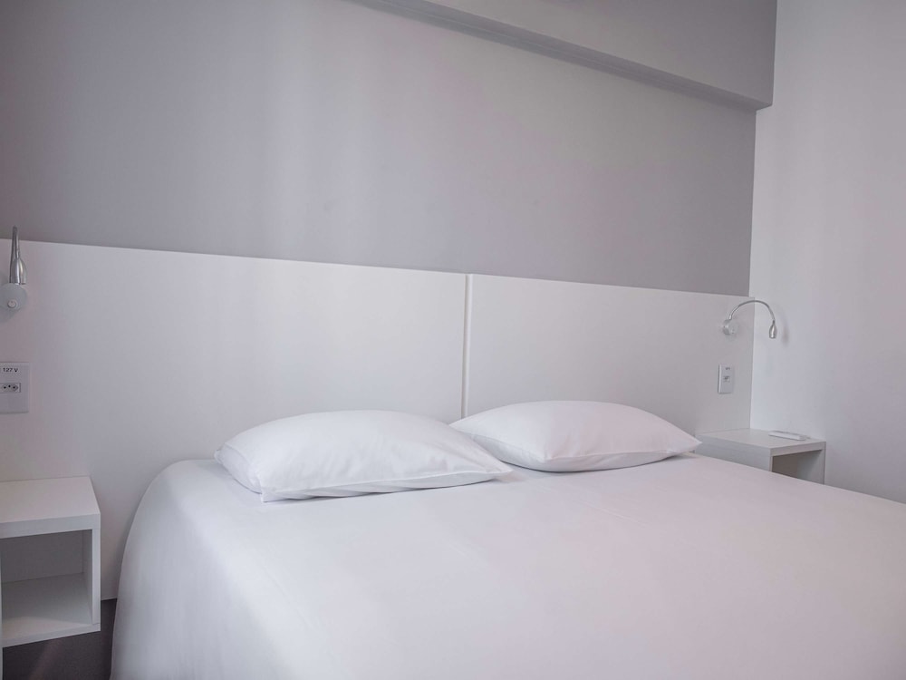 Apartamento superior com 2 camas de casal e 2 banheiros