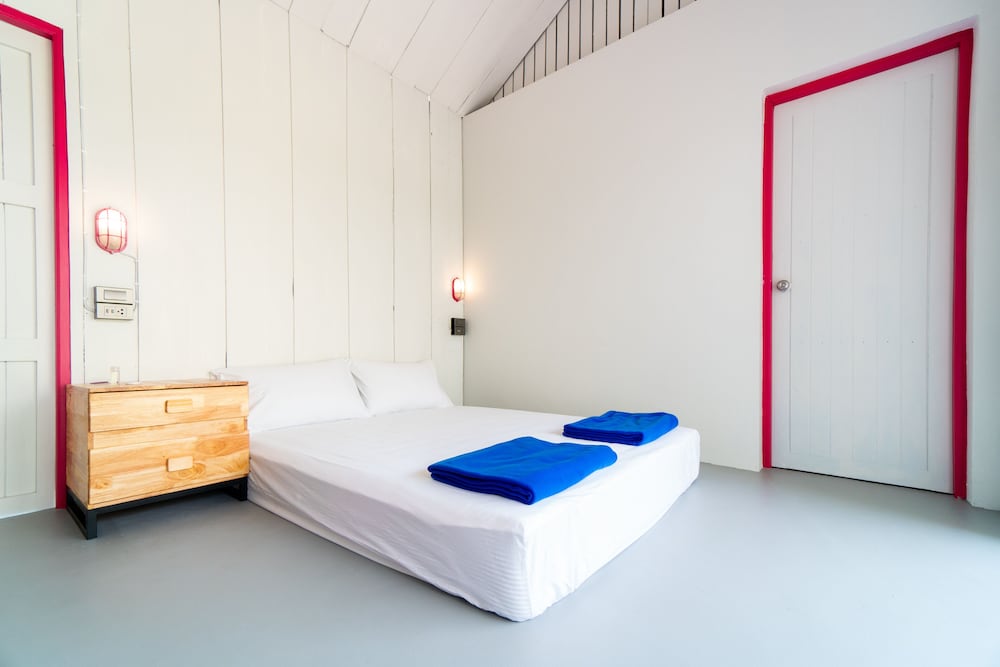 Standard Room, 1 Queen Bed, Non Smoking, Private Bathroom - Photo 2