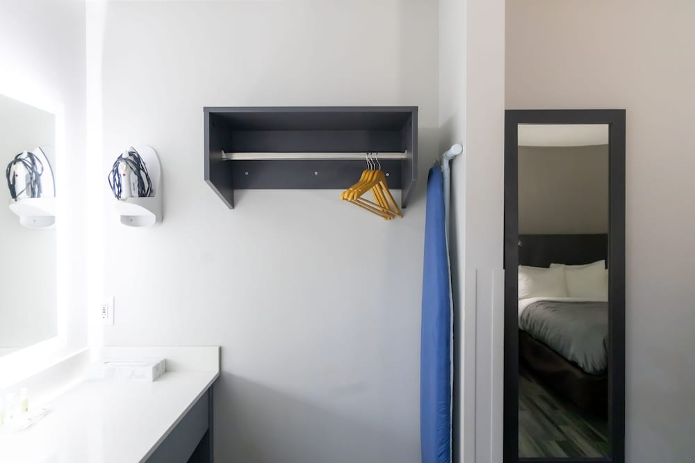 Room, 1 King Bed, Accessible, Non Smoking - Photo 2