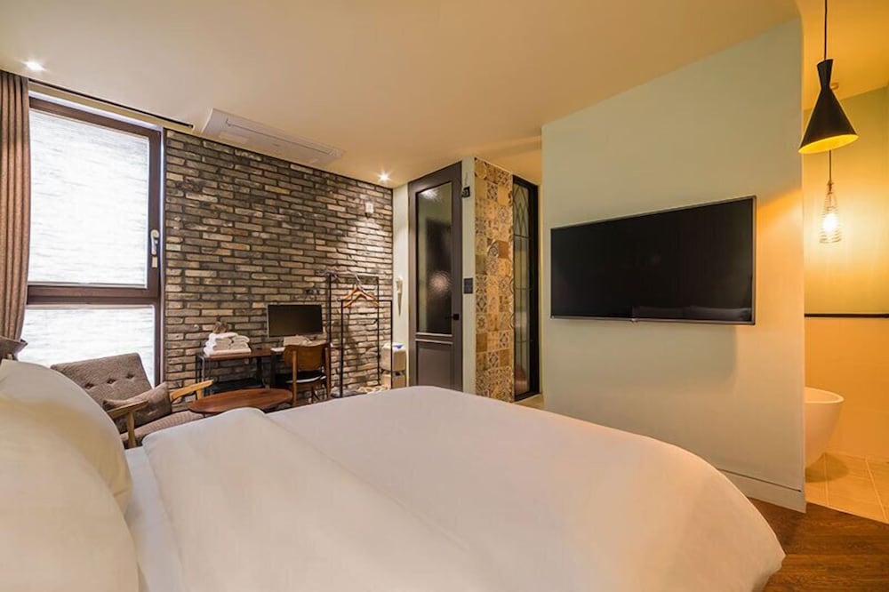 Standard Room (Bath Bomb Package) - Photo 10