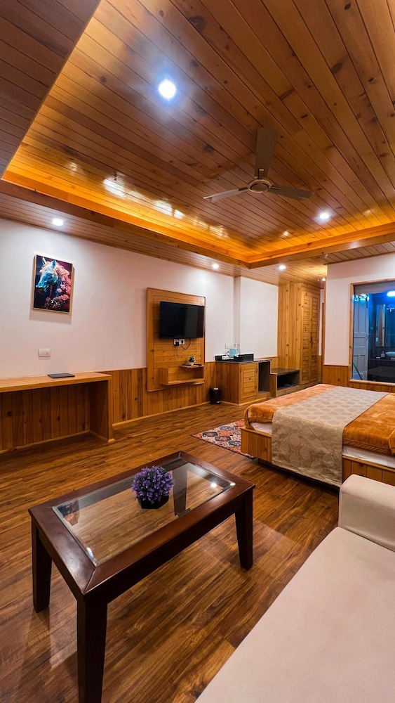 Deluxe Room with Balcony & Mountain View