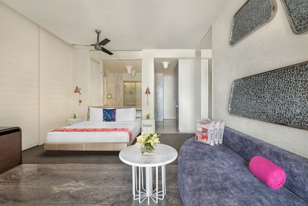 Suite, 1 King Bed (Balcony)