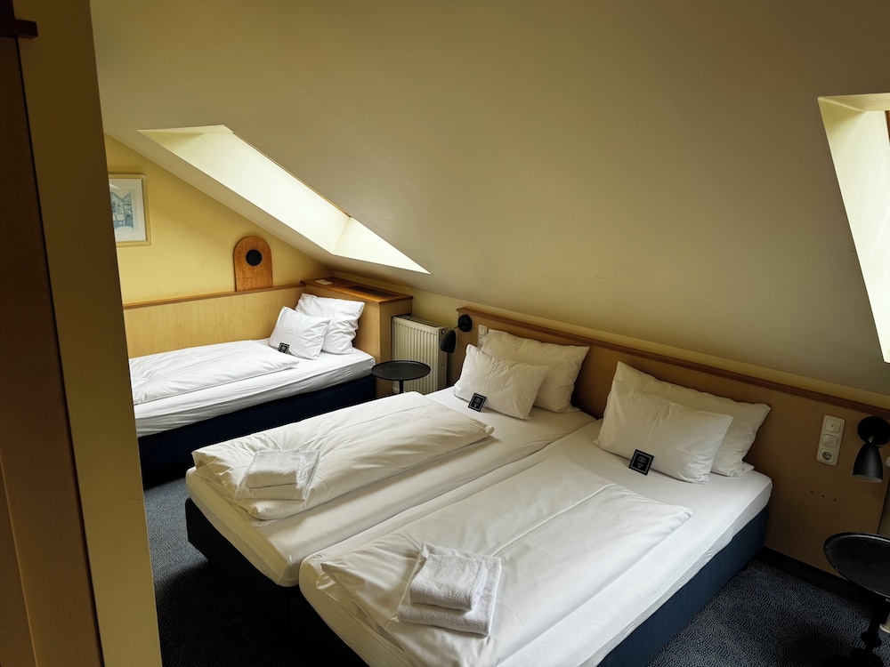 Standard Room, Multiple Beds (Triple Room) photo 3