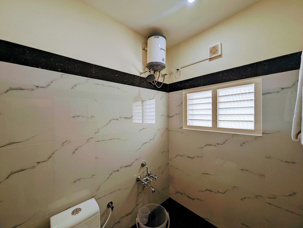 Deluxe Double Room - Photo 11
