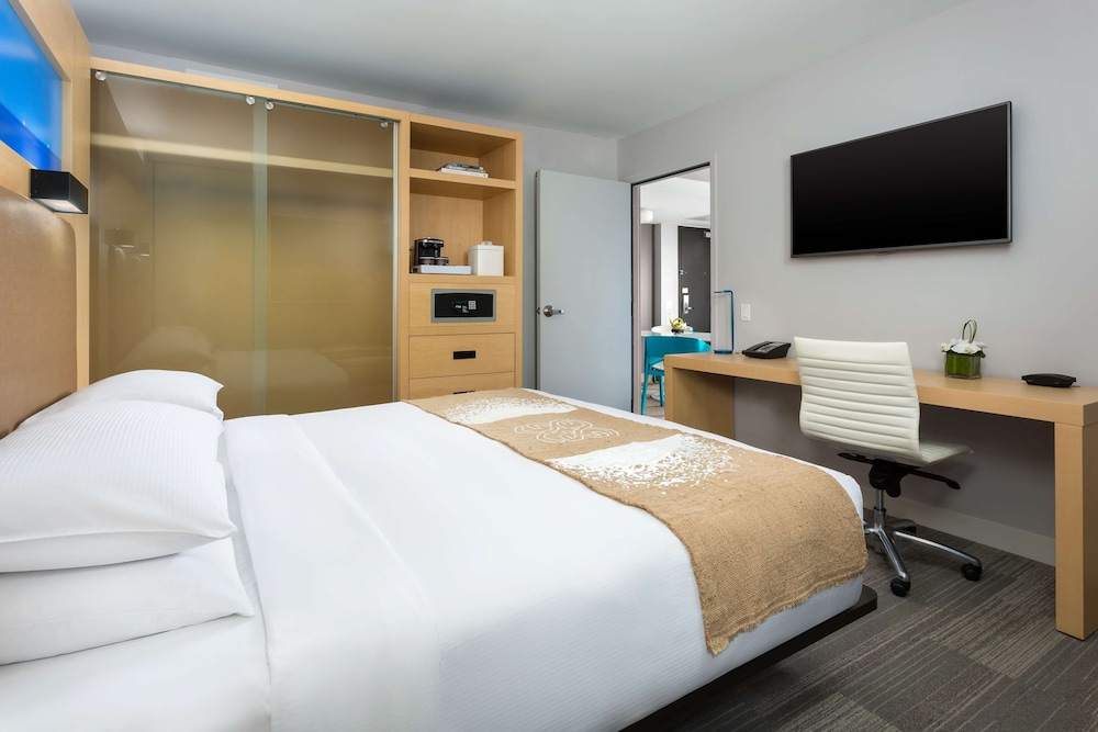 Suite, 1 King Bed, Balcony, Pool View thumbnail 6