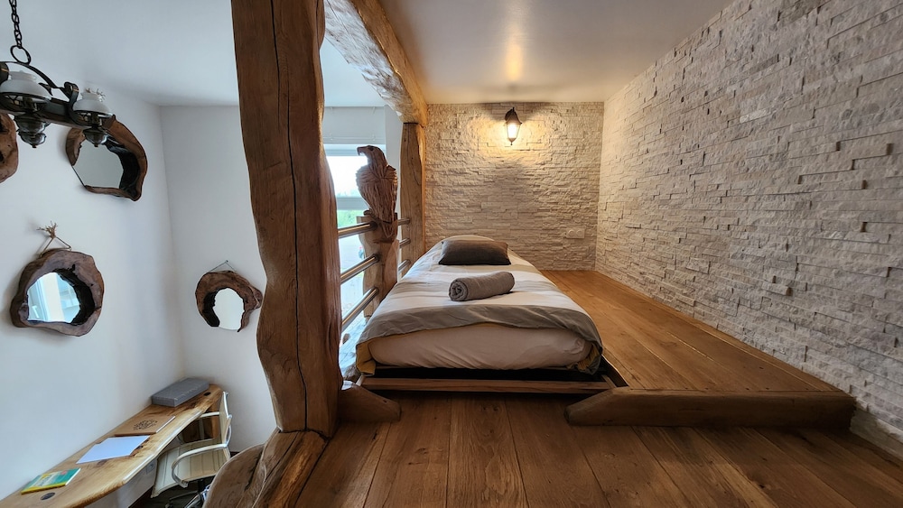 Unique Rustic Apartment - Photo 28