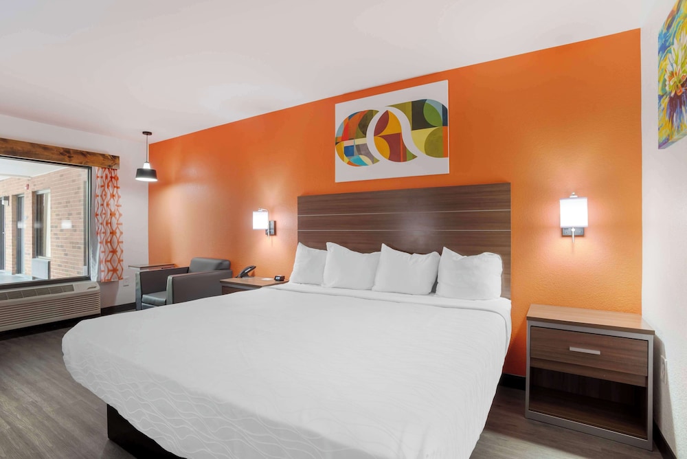 Standard Room, 1 King Bed, Bathtub photo 1