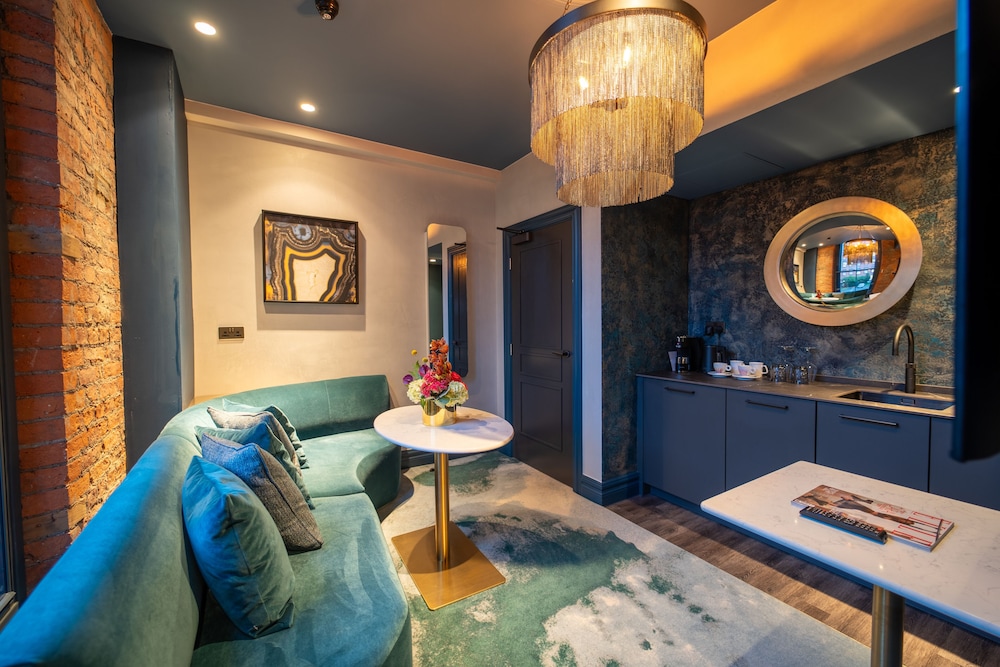Signature Suite, 1 King Bed - Photo 1