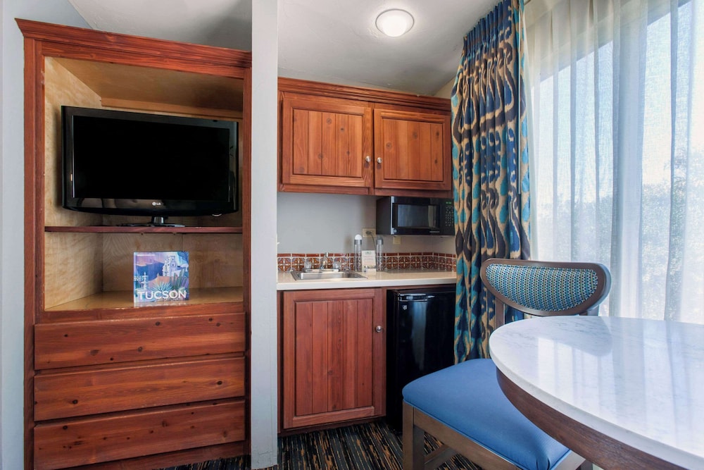 Suite, 1 King Bed, Non Smoking - Photo 4