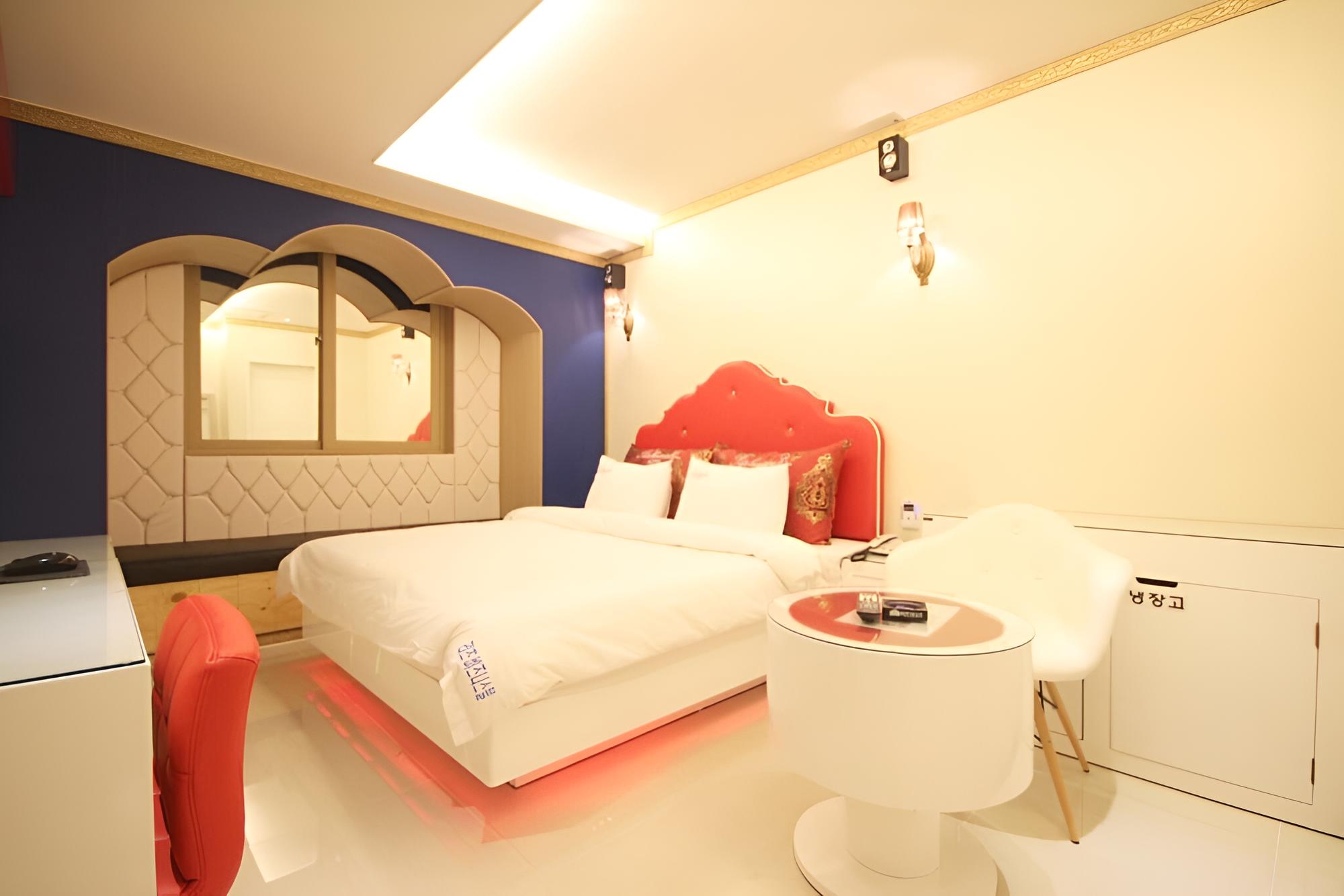 Room (Basic Double (Netflix Available Latex) - Photo 1