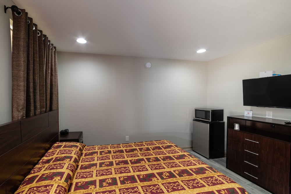 Room, 1 Full Bed, Non Smoking, Refrigerator & Microwave - Photo 9