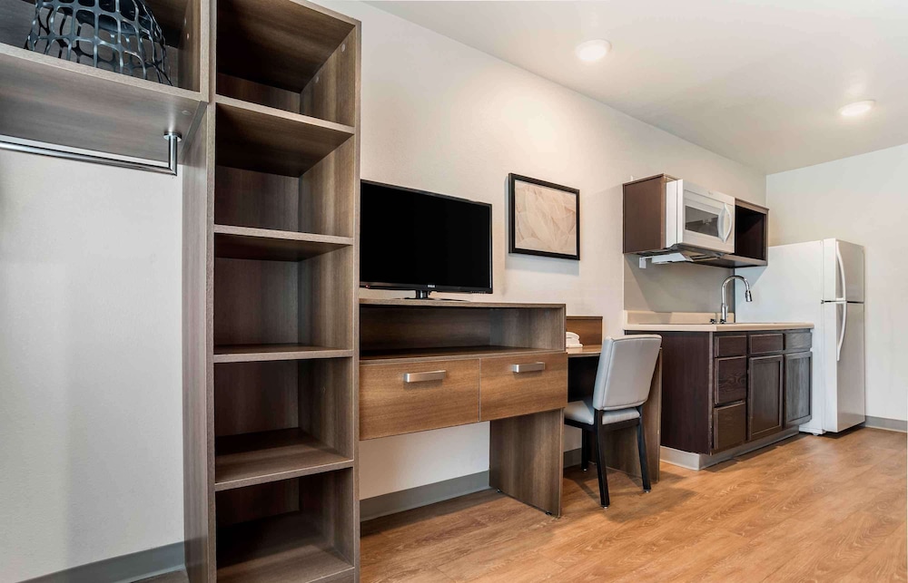 Standard Studio, 1 Queen Bed, Non Smoking, Refrigerator & Microwave photo 2