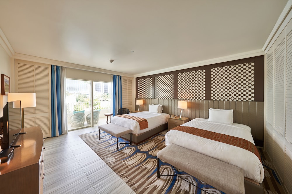 Pool Side Suite With Club Lounge Access photo 1