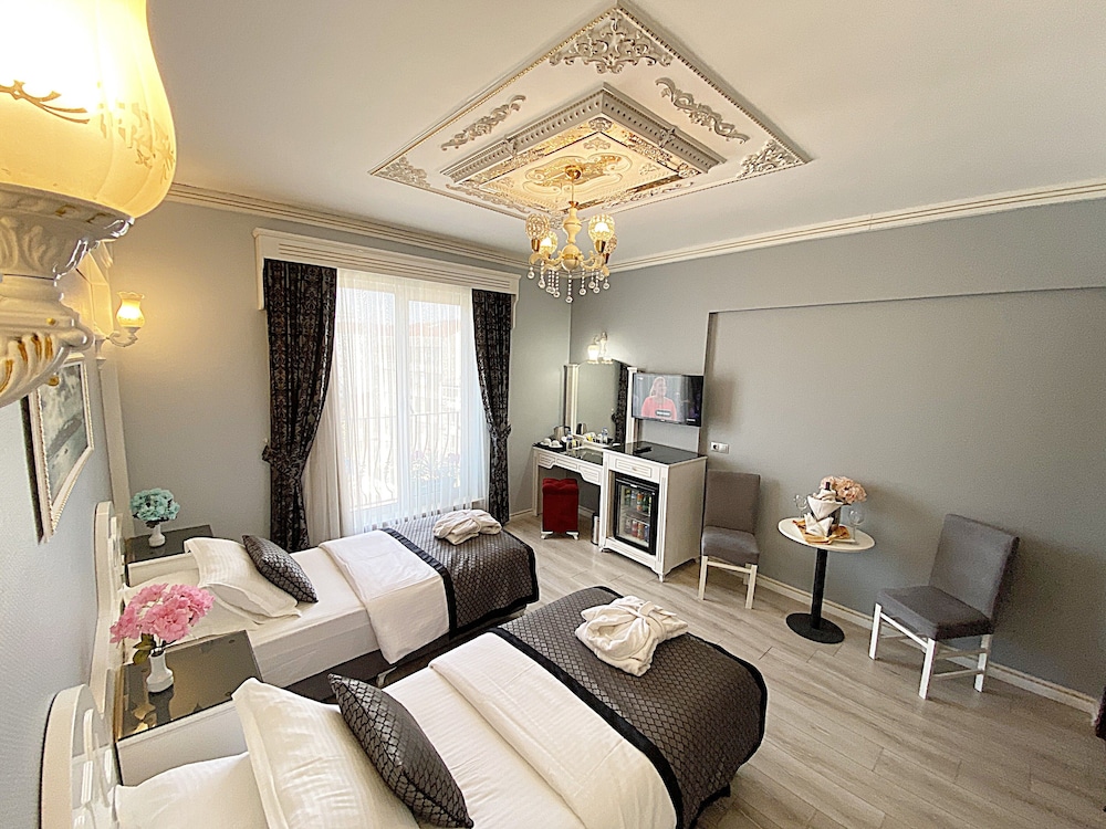 Superior Double or Twin Room, 1 Bedroom, City View photo 3