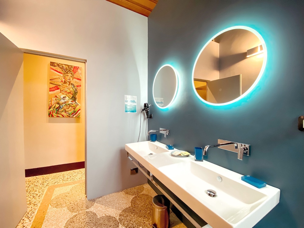 Junior Suite, 1 King Bed, Non Smoking, Sea View photo 3