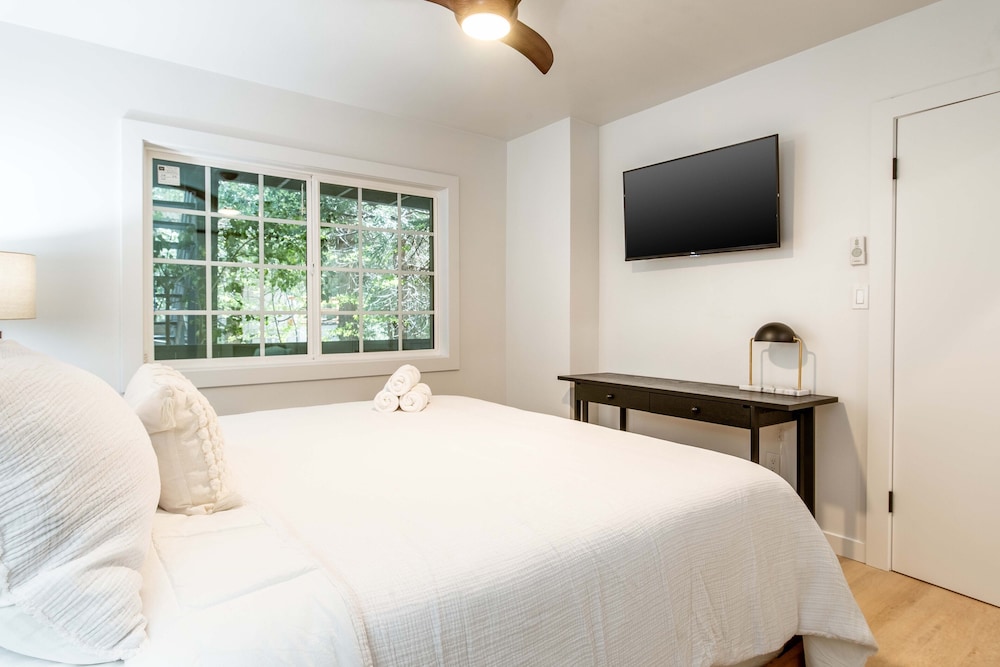Studio Suite, 1 King Bed with Sofa bed photo 2
