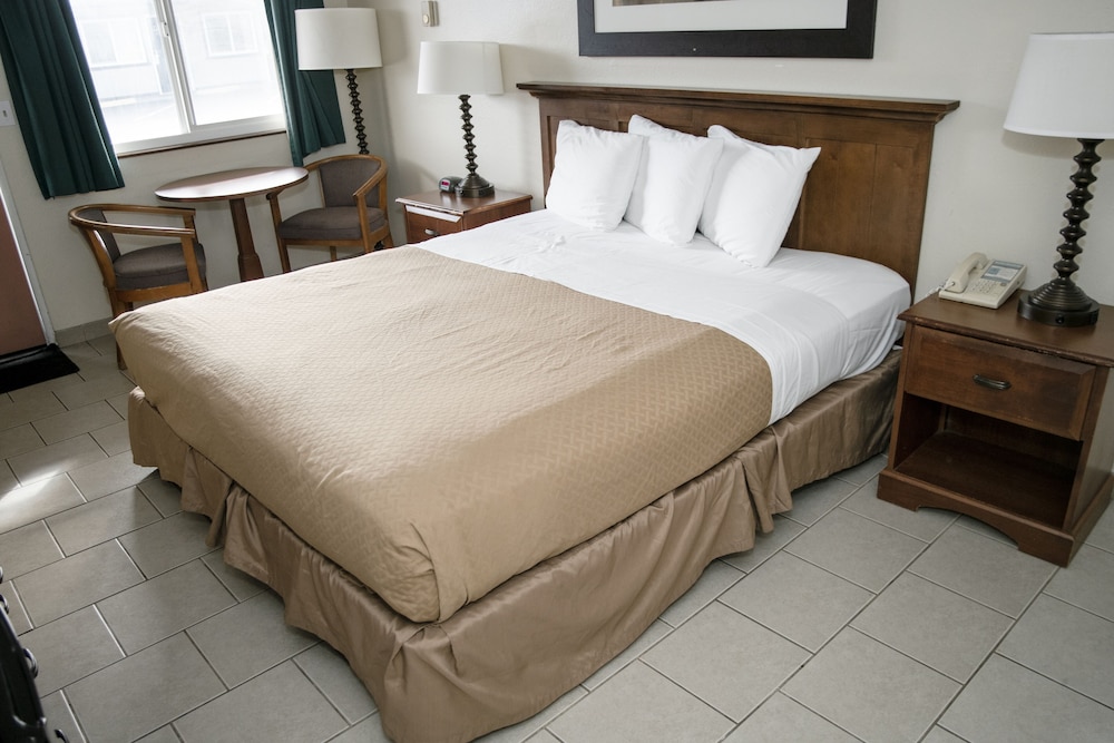 Room, 1 King Bed - Photo 5