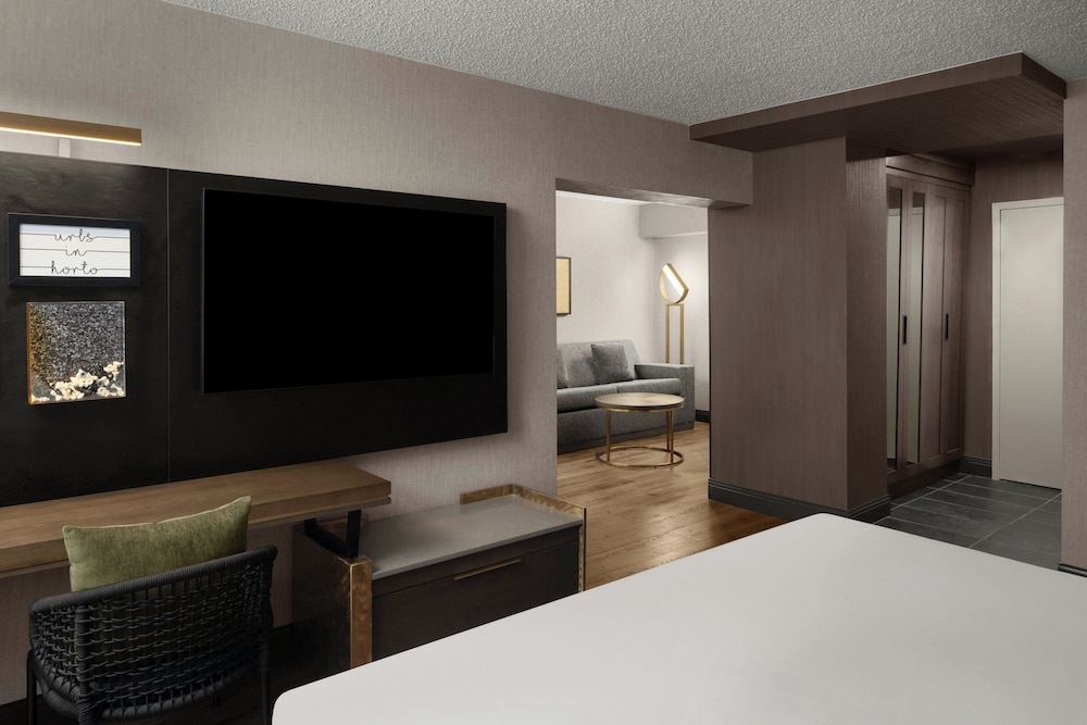 Junior Suite, 1 King Bed - Photo 2