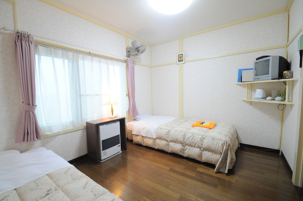 Standard Twin Room, Shared Bathroom photo 2
